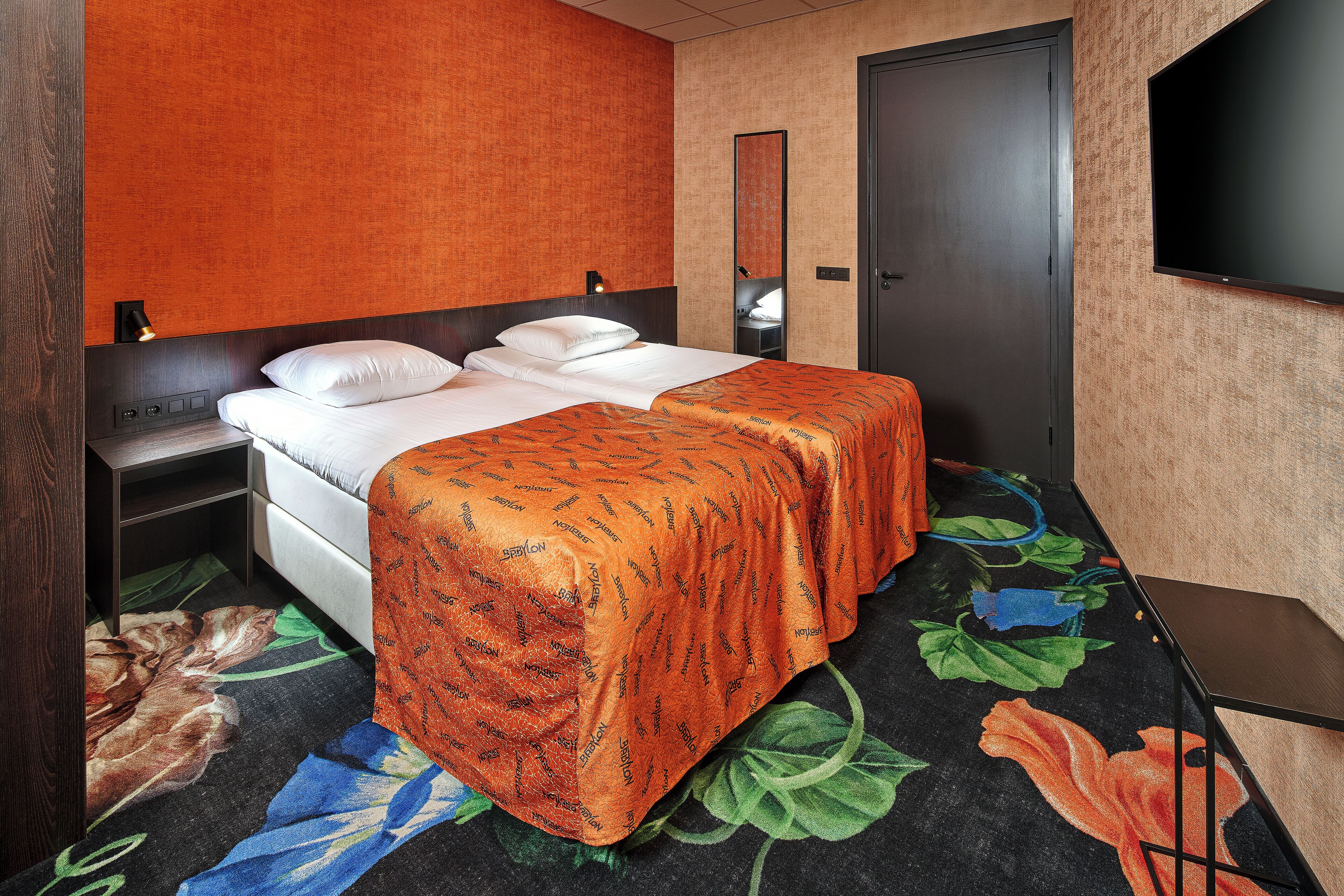 deluxe twin room | minibar, in-room safe, desk, iron/ironing board