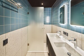 Deluxe Double Room | Bathroom | Shower, free toiletries, hair dryer, towels - Babylon Hotel Alkmaar-Heerhugowaard (Heerhugowaard)