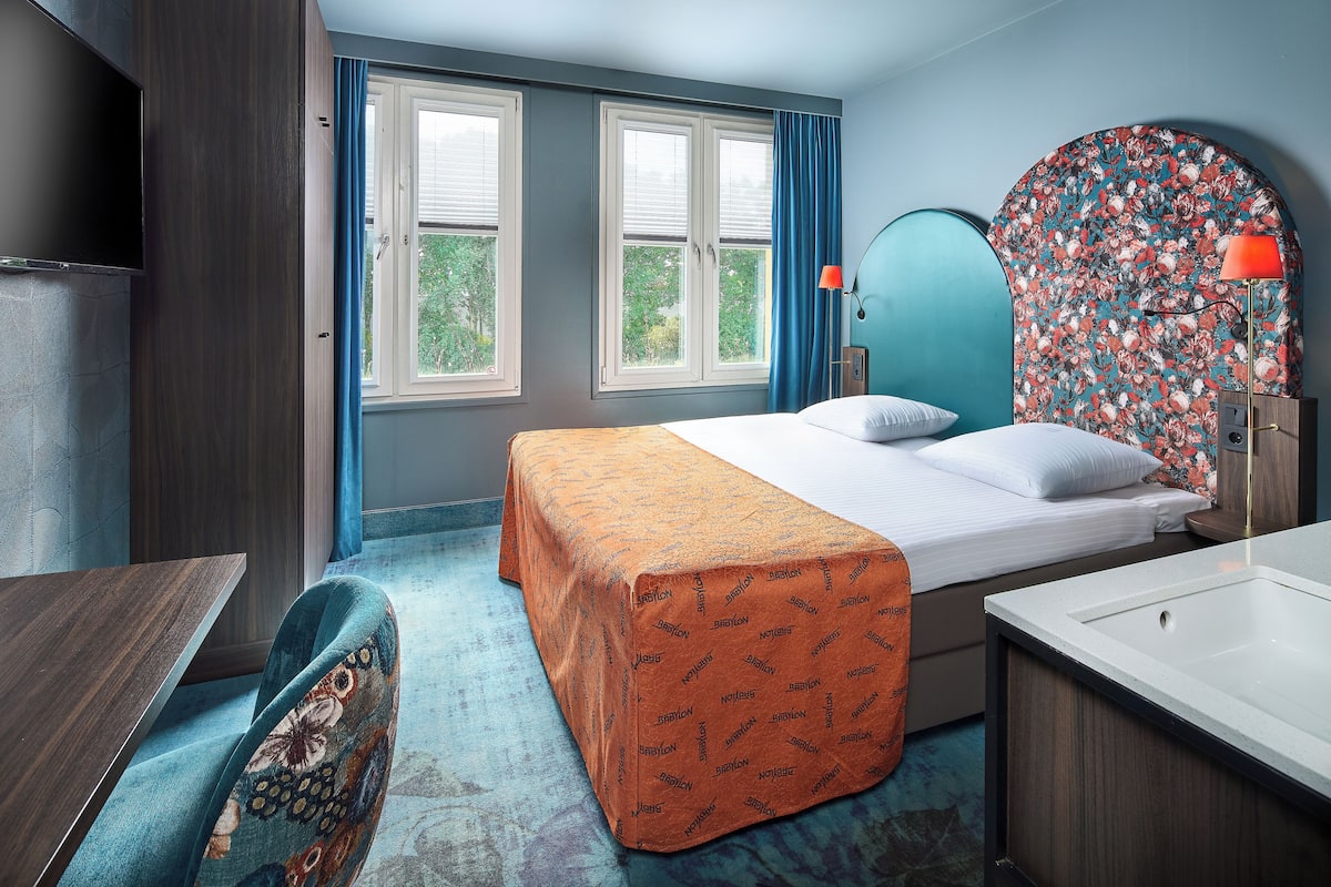 deluxe double room | minibar, in-room safe, desk, iron/ironing board