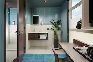 Deluxe Double Room | Bathroom | Shower, free toiletries, hair dryer, towels