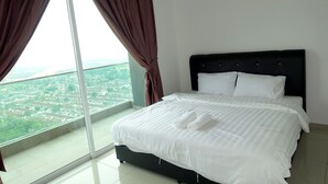Habitación de hotel con una cama grande, ropa de cama blanca y vistas a un paisaje urbano a través de un ventanal.