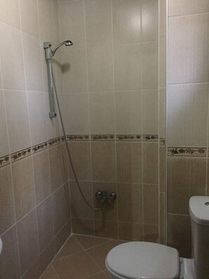 Een douche, gratis toiletartikelen, een haardroger, pantoffels