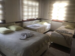 Standard-Dreibettzimmer, Raucher | Schreibtisch, Bügeleisen/Bügelbrett, kostenlose Babybetten