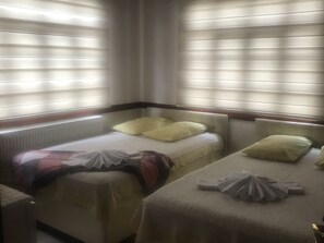 Standaard driepersoonskamer, roken | Een bureau, een strijkplank/strijkijzer, gratis babybedden, gratis wifi