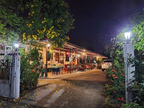 Fachada da propriedade à noite