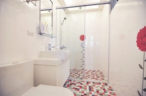 Chuveiro, produtos de toalete grátis, secador de cabelo, chinelos