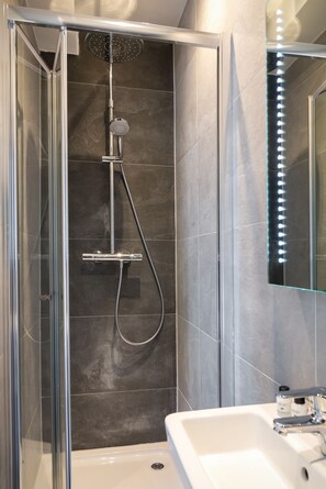 Double Room | Bathroom | Shower, free toiletries, hair dryer, towels
