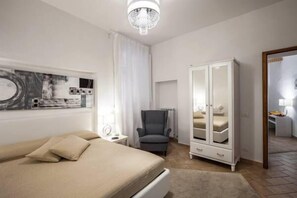 Cots/infant beds, free WiFi