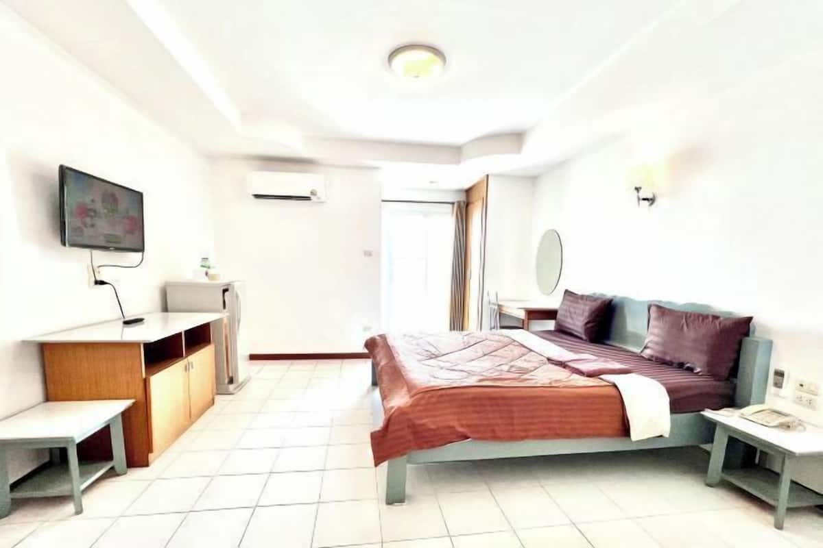 Desk, free WiFi, bed sheets