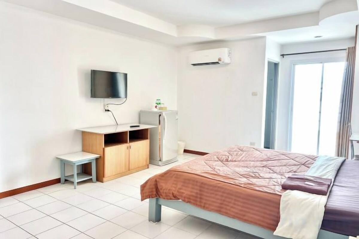 Escritorio, wifi gratis, ropa de cama