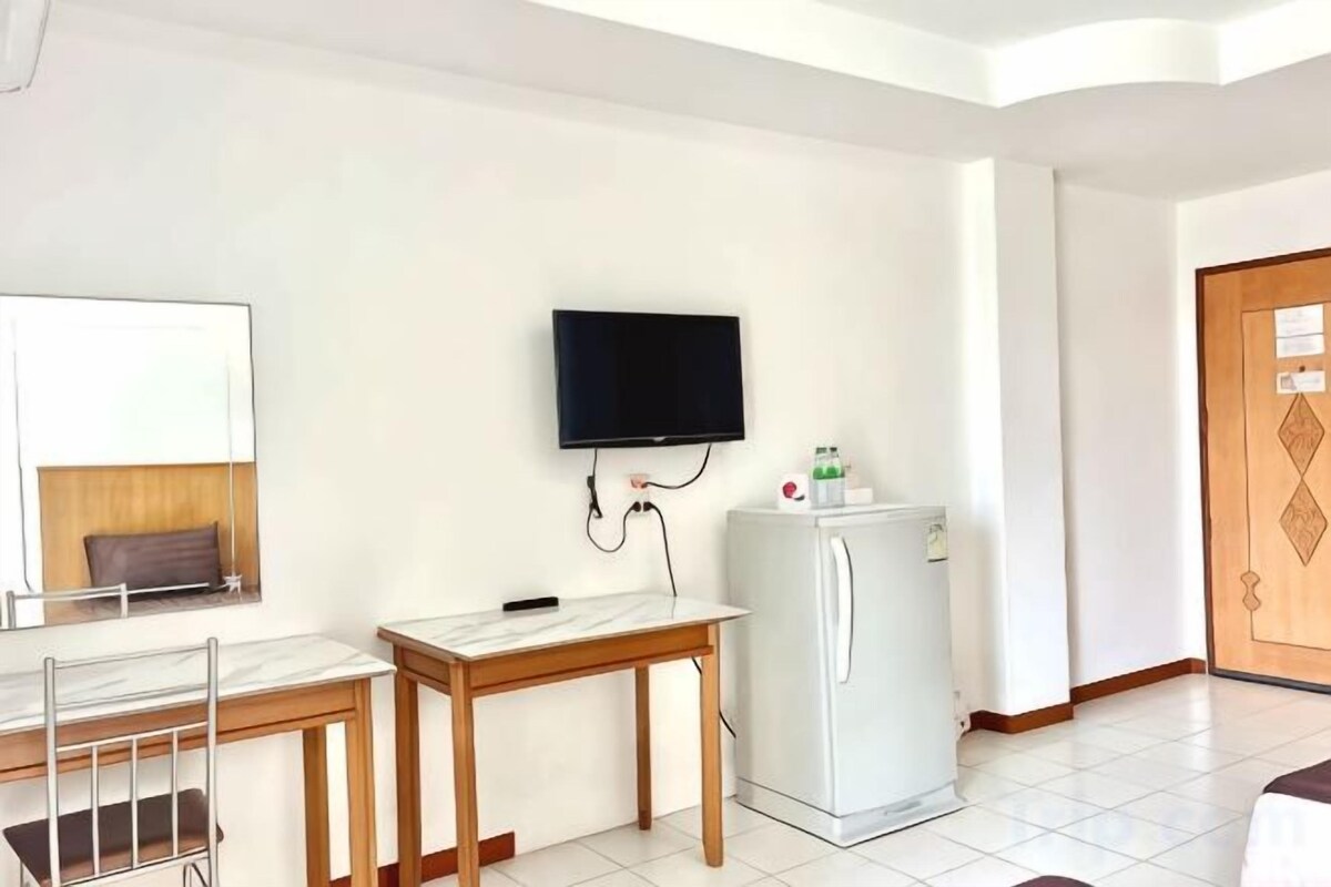 Escritorio, wifi gratis, ropa de cama