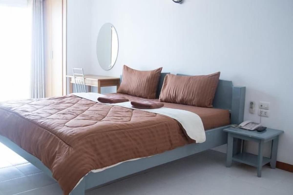 Escritorio, wifi gratis, ropa de cama