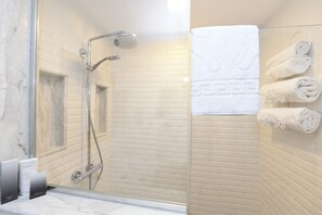 Secret Garden with Jetted Tub | Banheiro | Chuveiro, produtos de toalete grátis, secador de cabelo, chinelos