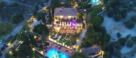 Economy Room | 1 bedroom, premium bedding, minibar, in-room safe