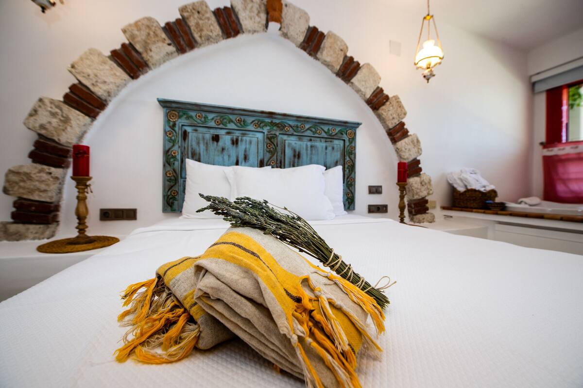 Honeymoon suite, uitzicht op tuin | Luxe beddengoed, een minibar, een kluis op de kamer, geluiddichte muren