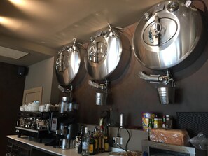 Petit déjeuner, déjeuner et dîner servis sur place