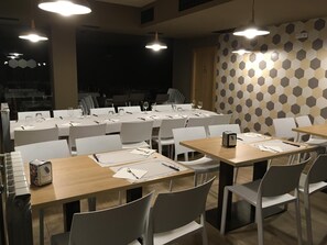 Serveert ontbijt, lunch en diner