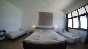 デスク、ベッドシーツ