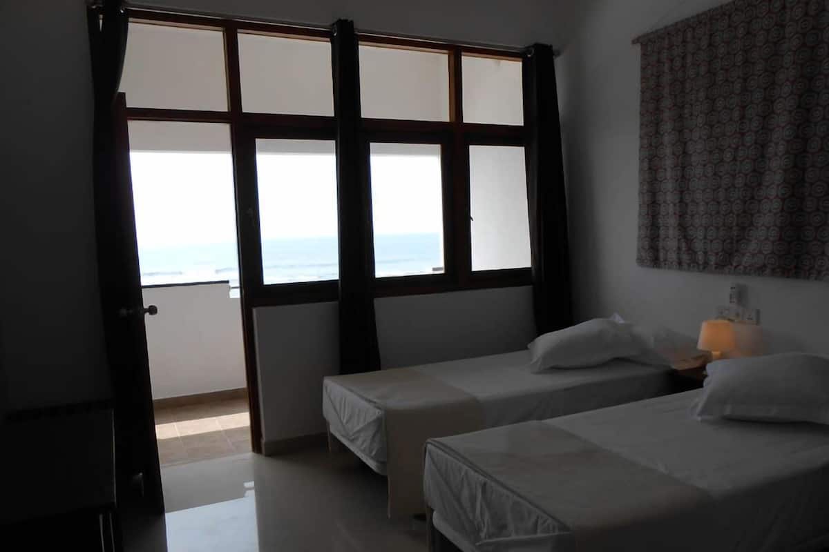Habitación con 2 camas individuales, vista al océano | Escritorio y ropa de cama