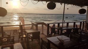 朝食、ディナー、ブランチに営業 (郷土料理と各国料理、ビーチビュー)