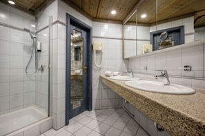 Chambre Deluxe double, balcon | Salle de bain | Douche, articles de toilette (gratuits), séchoir à cheveux