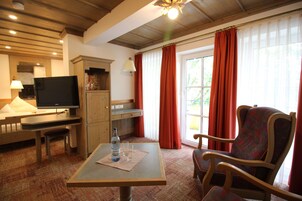 Deluxe-Doppelzimmer, Balkon | Wohnbereich | Flachbildfernseher
