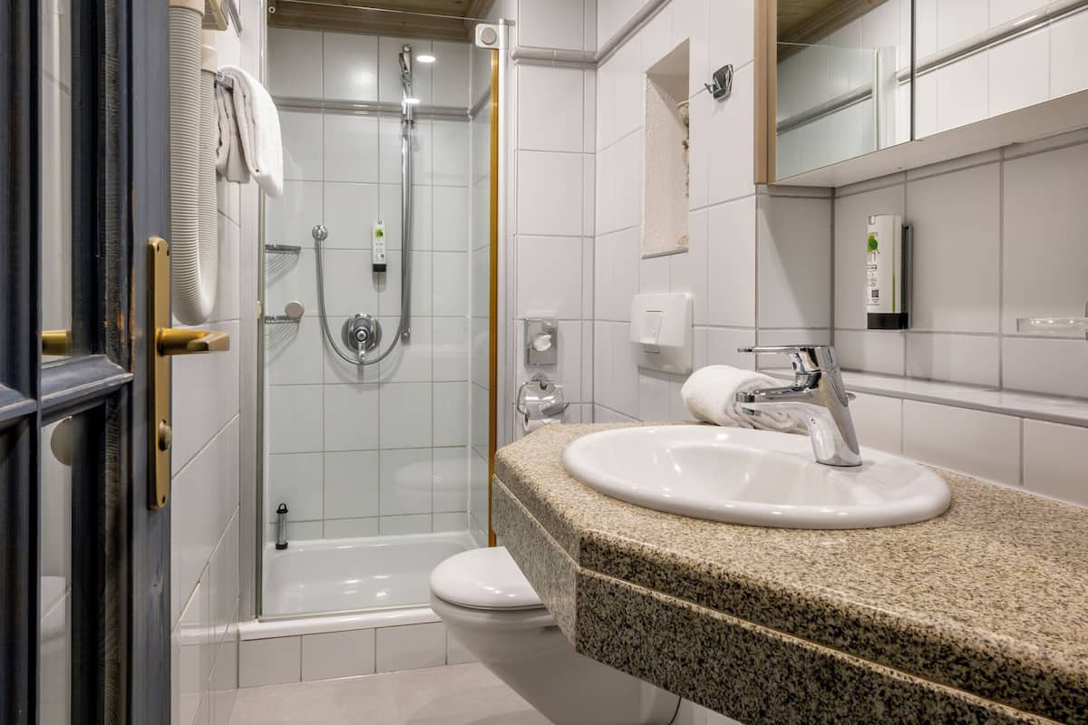 deluxe single room, balcony | bathroom | shower, free toiletries, hair dryer, towels