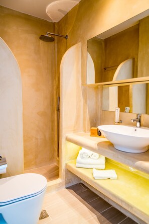 Shower, rainfall showerhead, eco-friendly toiletries, hair dryer - Kratiras View Luxury Suites (Santorini)
