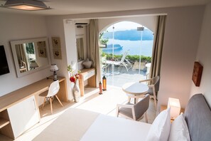 Minibar, in-room safe, individually decorated, individually furnished - Kratiras View Luxury Suites (Santorini)