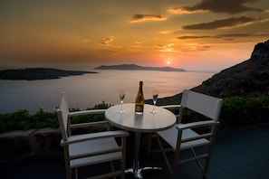 Terrace/patio - Kratiras View Luxury Suites (Santorini)