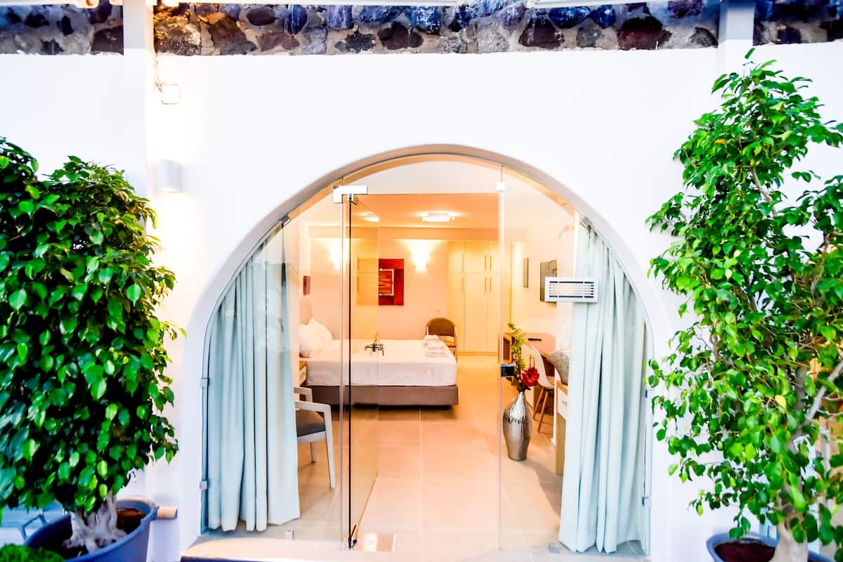 Superior Suite, Hot Tub, Sea View | 1 bedroom, minibar, in-room safe, individually decorated