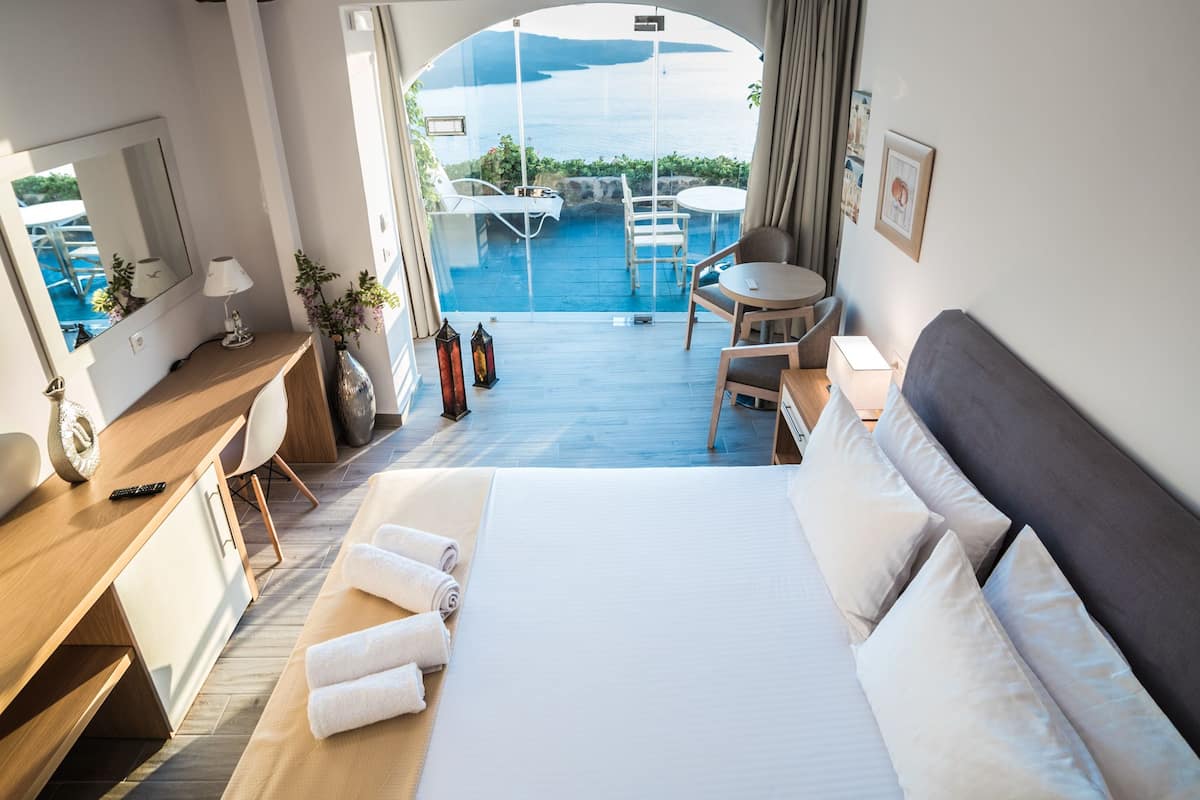 Standard Suite, Sea View | Minibar, safe på rommet, skrivebord og skrivebord for bærbar PC