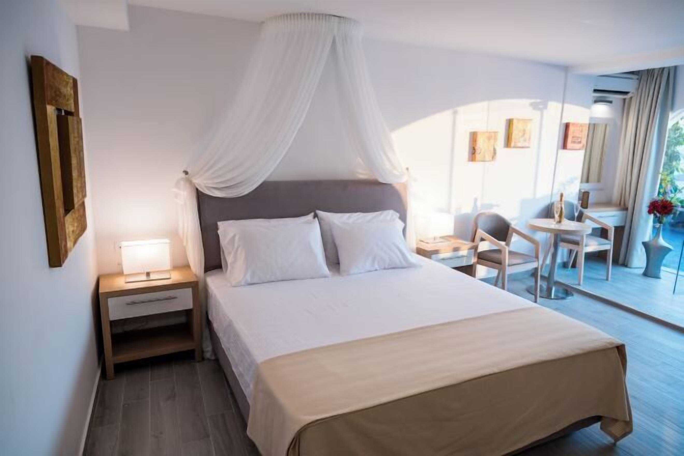 Minibar, in-room safe, individually decorated, individually furnished