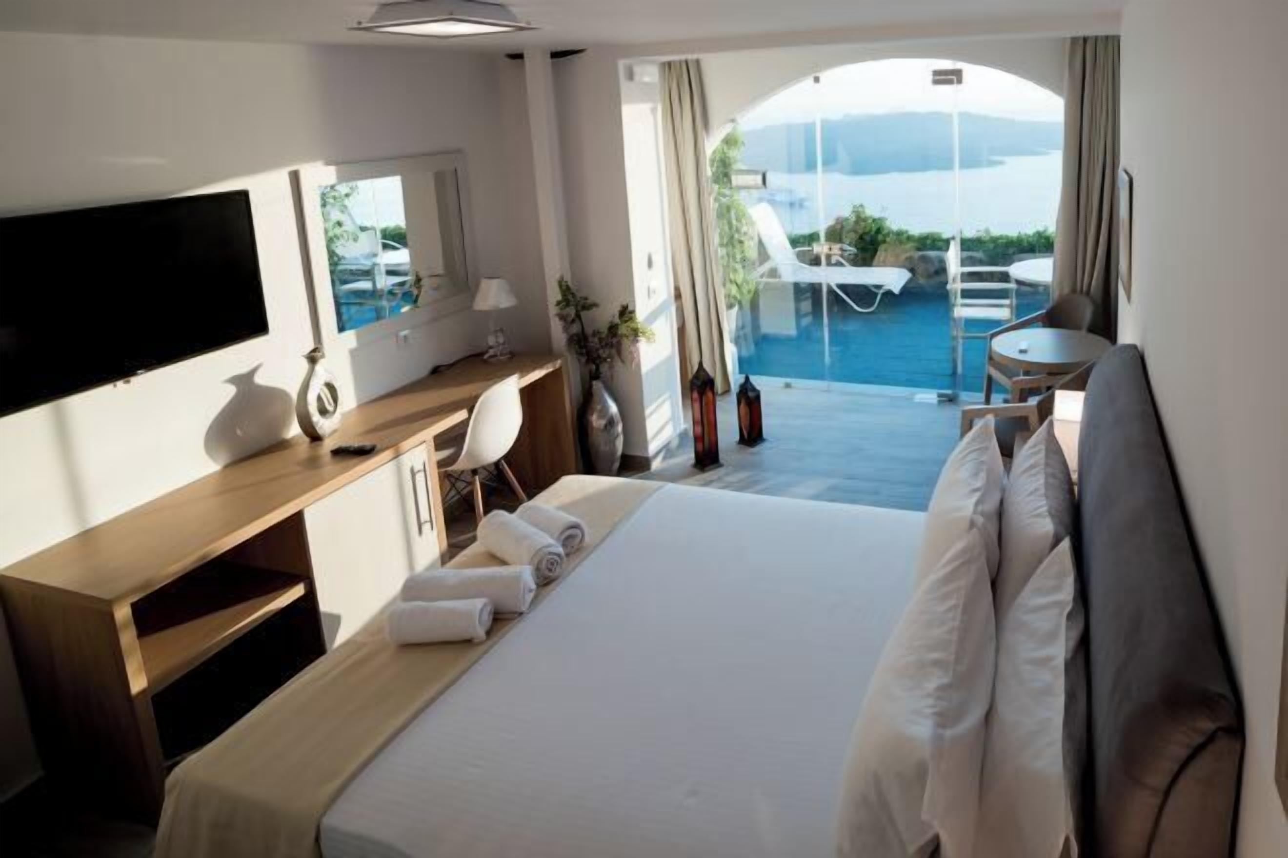 Minibar, in-room safe, individually decorated, individually furnished