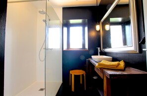 Design Double Room | Bathroom | Shower, rainfall showerhead, free toiletries, hair dryer