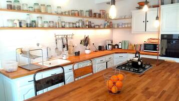 Daily continental breakfast (EUR 8.00 per person)