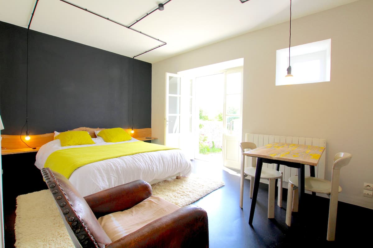 Design Double Room | 1 bedroom, desk, soundproofing, free WiFi