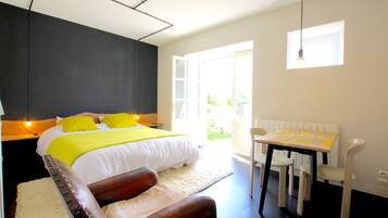 Design Double Room | 1 bedroom, desk, soundproofing, free WiFi