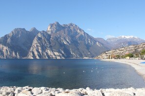 Rom – superior, utsikt mot innsjø | Minibar, safe på rommet, skrivebord og lydisolert