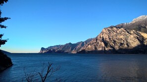 Un paysage côtier caractérisé par un ciel dégagé, des falaises rocheuses et une eau calme.
