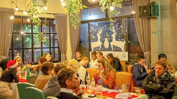 Déjeuner, dîner et souper servis sur place