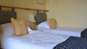 Twin Room, Ensuite (Whitchurch) | Desk, free WiFi, individually decorated, individually furnished - Ternhill Farm House (Market Drayton)