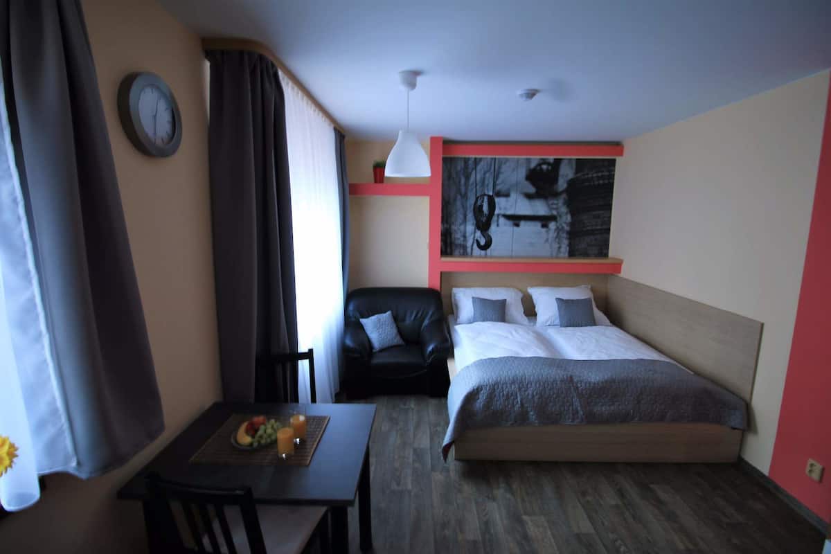 Studiosuite – comfort, tekjøkken | Safe på rommet, blendingsgardiner, lydisolert og wi-fi (inkludert)