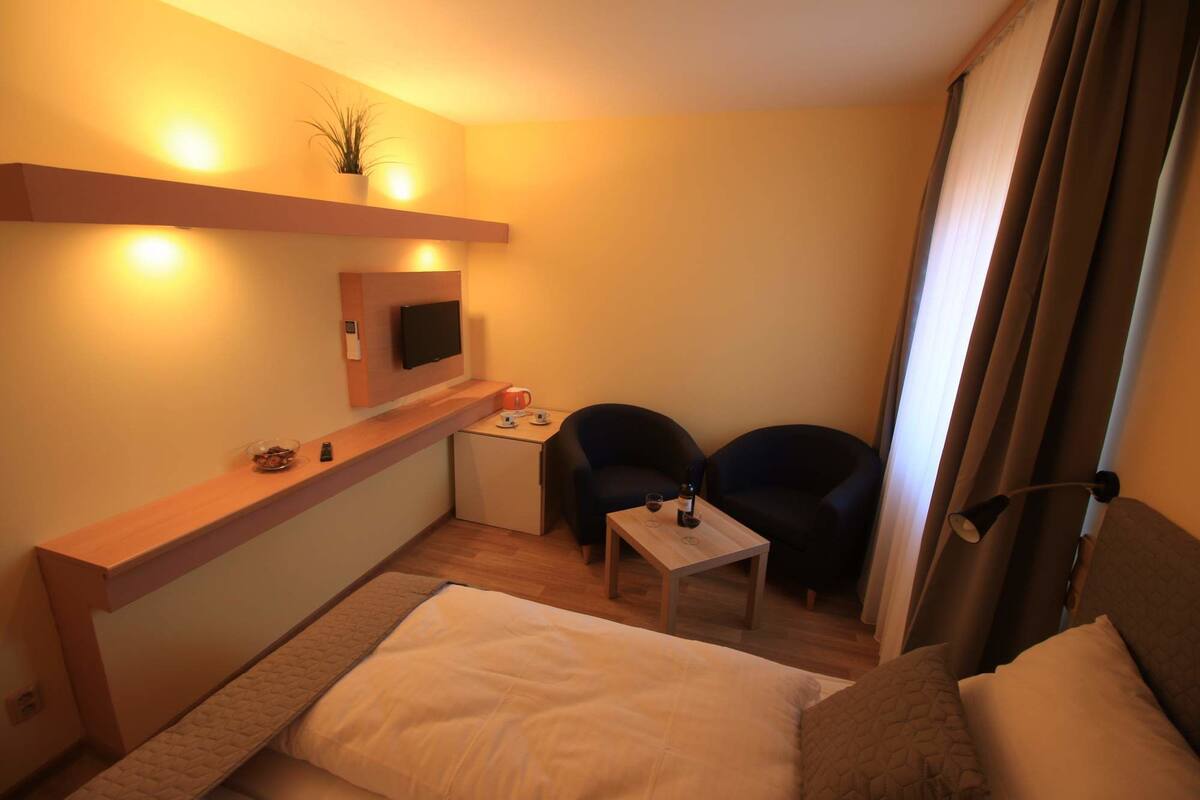 Suite – comfort | Safe på rommet, blendingsgardiner, lydisolert og wi-fi (inkludert)