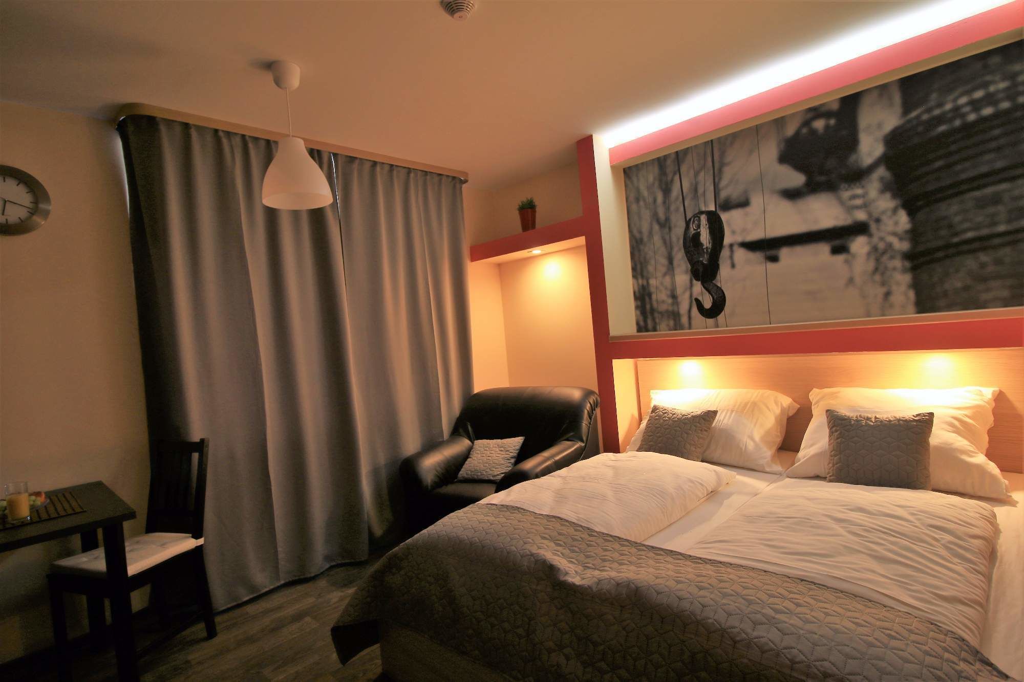 Comfort Studio Suite, Kitchenette | In-room safe, blackout drapes, soundproofing, free WiFi