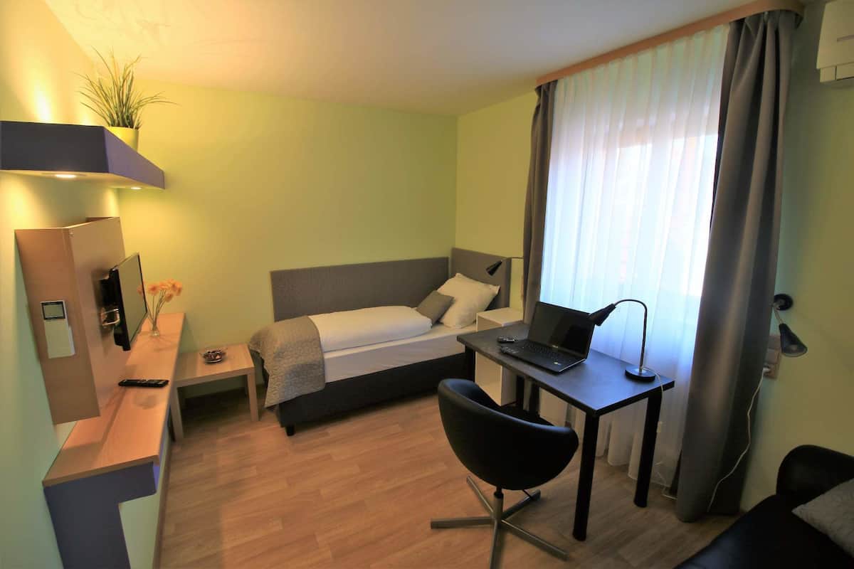 Tomannsrom – comfort | Safe på rommet, blendingsgardiner, lydisolert og wi-fi (inkludert)