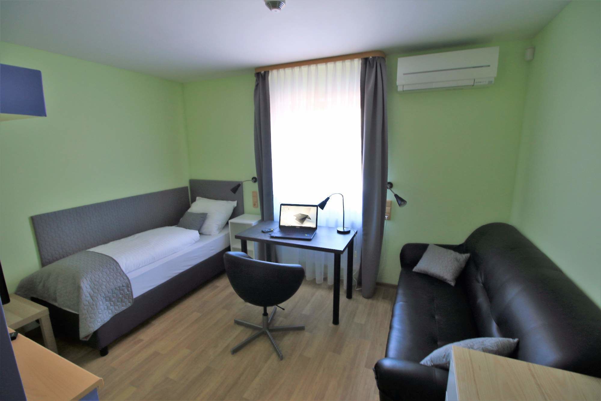 Comfort-værelse med 2 enkeltsenge | Pengeskab på værelset, mørklægningsgardiner, lydisolering, gratis Wi-Fi