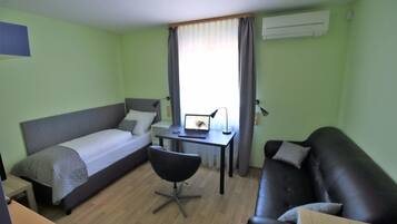 Comfort-værelse med 2 enkeltsenge | Pengeskab på værelset, mørklægningsgardiner, lydisolering, gratis Wi-Fi