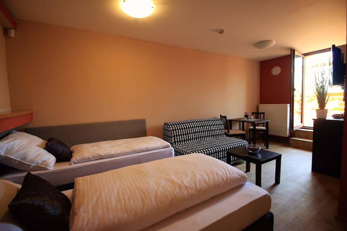 Apartamento conforto, terraço (Kitchenette) | Cofres nos quartos, cortinas blackout, quartos à prova de som