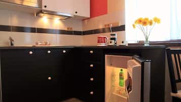 Comfort Studio Suite, Kitchenette | Private kitchen | Coffee/tea maker, electric kettle